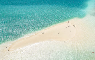 「かくれ浜」奄美大島の春の風物詩。年に数回しか見られない、幻の浜の写真